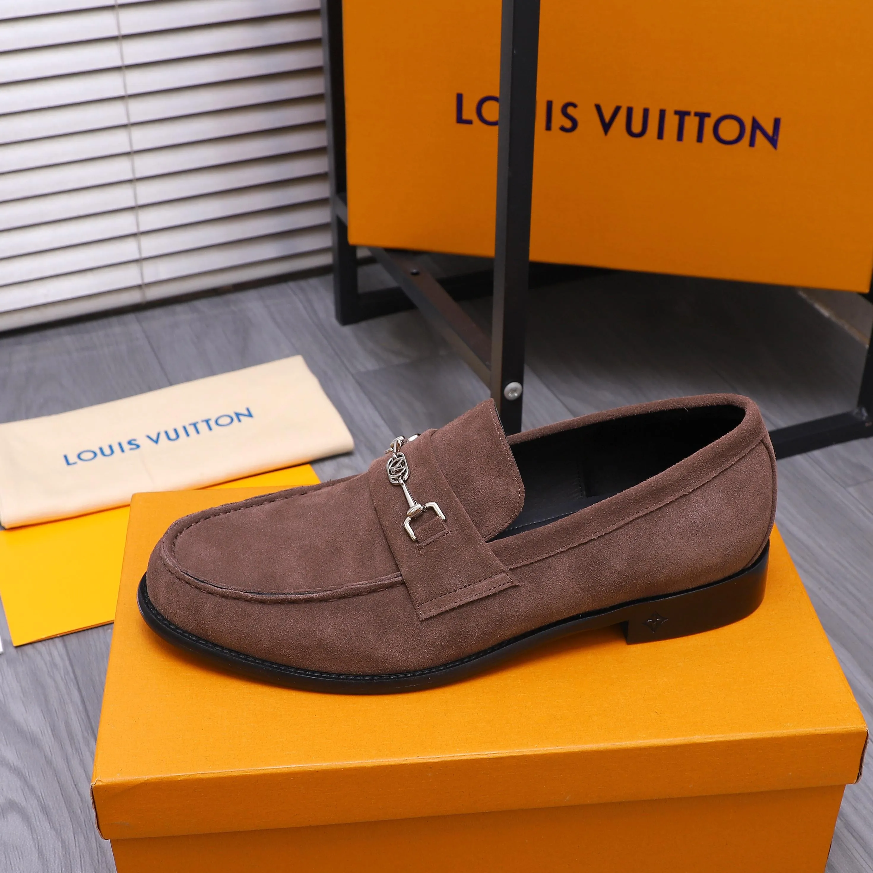 Men's shoes 💰660 Product trademark: LV [Louis Vuitton] business casual slip-on leather shoes, regular size. Size: 39-44 (38.45 custom-made, non-refundable) Product materials: Selected frosted cowhide upper, cowhide lining, original outsole